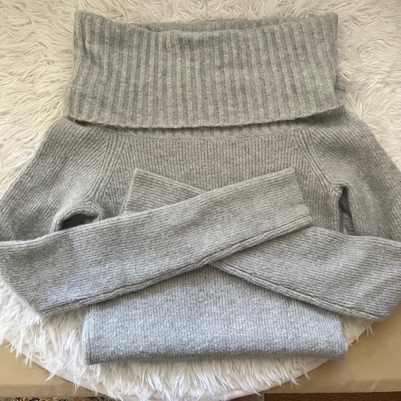 WILDFOX Gray Knit Sweater Dress. Size Small - Picture 5 of 9